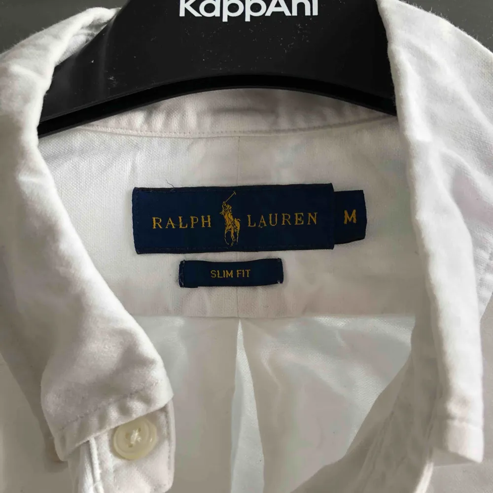 En vit skjorta från Ralph Lauren! Använd Max 5ggr!!! Lite skrynklig men väldigt bra skick!🤩 (originalpris ca 1100kr). Skjortor.