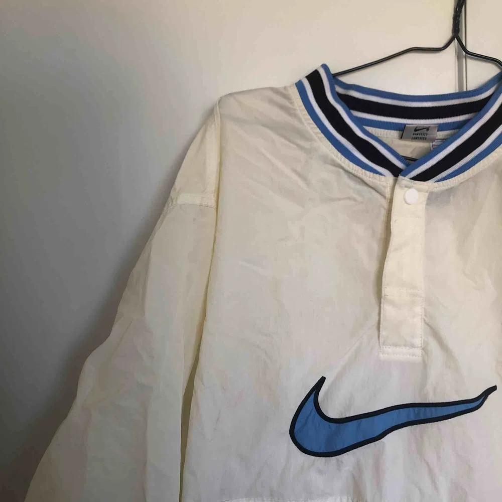 Nike vintage jacka i storlek M. Köpt vintage för 700kr, knappt använd. . Jackor.