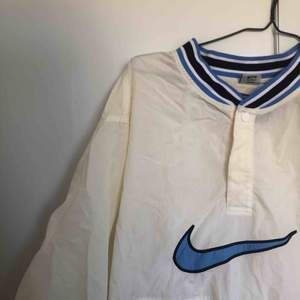 Nike vintage jacka i storlek M. Köpt vintage för 700kr, knappt använd. 