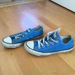  - Låga ljusblå converse strl 36.5 Lite slitna.  Kan hämtas i Spånga/Vällingby eller så står köparen för frakt via Postnord. 
