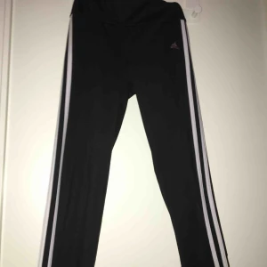  - Tajta underbara tränings leggings från adidas. Storleken är 11-12 år / storlek 152. 