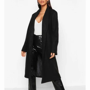 Kappa - Stilren kappa från Boohoo köpt för 360kr. Strl 36 aldrig använd med lappen kvar. Ett felköp av mig, vill gärna att den kommer till användning!! 