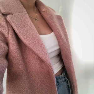  - Supersnygg kappa från Ichi. Aldrig använd = toppenskick!!!Köpt på Åhlens för 999 kr. 