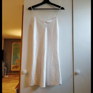 - Jättefint nattlinne i siden köpt hör på Plick men tyvärr var den för lite på mig:( frakt ingår ej i priset