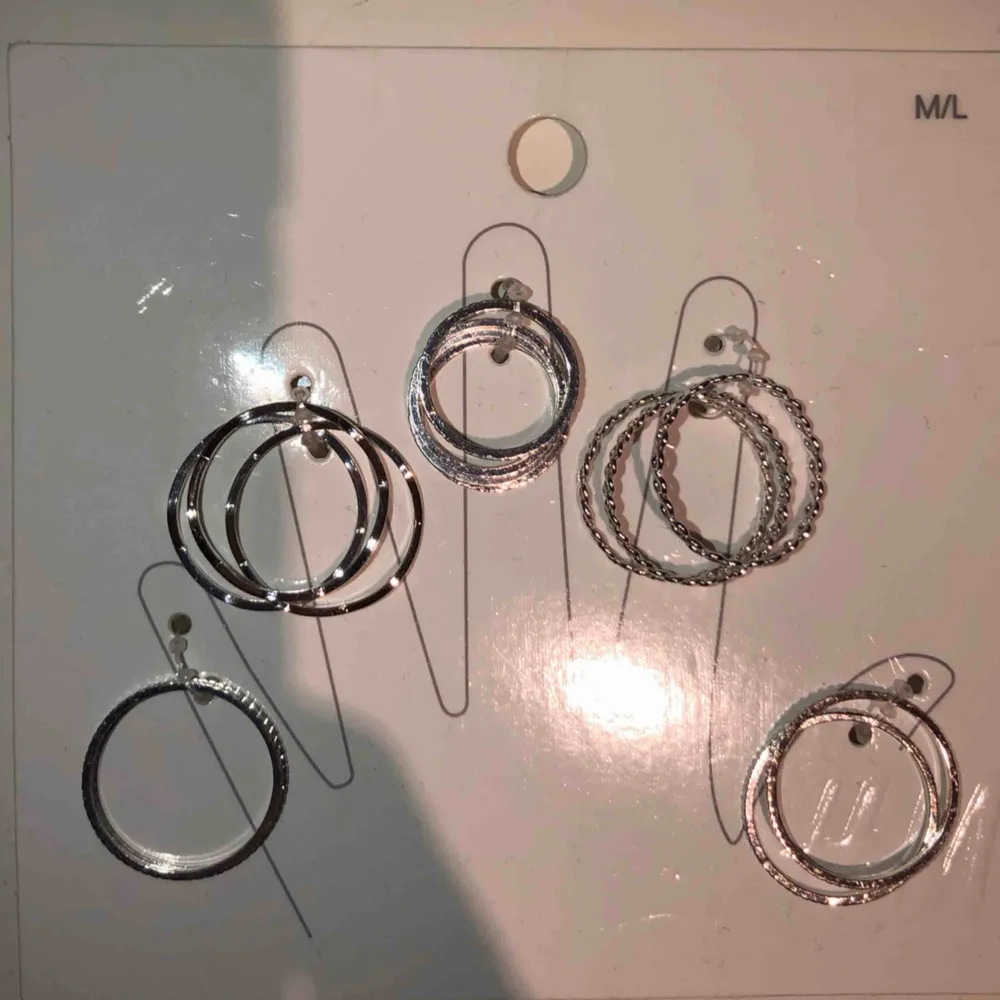 Helt oanvända!! Storlek M/L. 13st olika, silvriga ringar från H&M. Fick dem i present sommaren 2019, men de är fel storlek för mig. Priset kan sänkas vid köp av andra produkter;). Accessoarer.