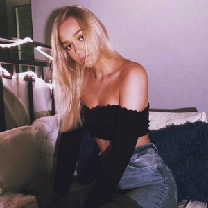  - svart långärmad off-shoulder tröja ifrån Bikbok 🖤 frakten ingår i priset 🌻