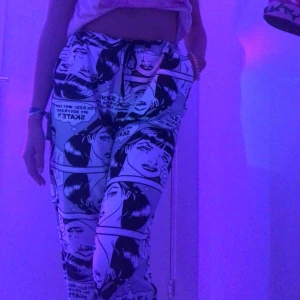  - gryyyyymt snygga byxor med ”oh no, why can’t my boyfriend skate?!” Jag tycker dem är skit sköna och assnygga byxor. Men tyvärr så är jag 180cm och köpte för liten storlek://  (I verkligt ljus är de svarta, gråa och vita)