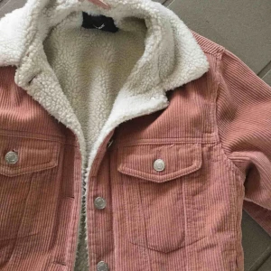  - Säljer min manchesterjacka med fluff inuti. Köptes 2018 på bikbok för 599kr, använts fåtal gånger så nyskick. Jag som vanligtvis har S tycker denna passar bra (är en storlek M) för en varmare jacka. Priset kan diskuteras & kan frakta! 