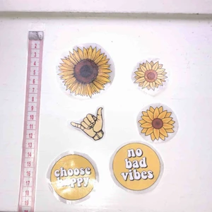  - 🌸 6 st klistermärken med gula motiv, jättefina att t.ex. sätta på datorn/mobilen, eller på ett block 🌸 25 kr + 9 kr frakt (kolla gärna in mina andra klistermärken som jag säljer)