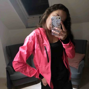  - Skitsnygg rosa träningsjacka! Jättebra att ha nu i höst både som träningsjacka men funkar även till vardags! Har bra reflexer. Jättebra kvalitet och använd ca 1 gång. Du betalar för frakten! (Nypris: ca 800kr)