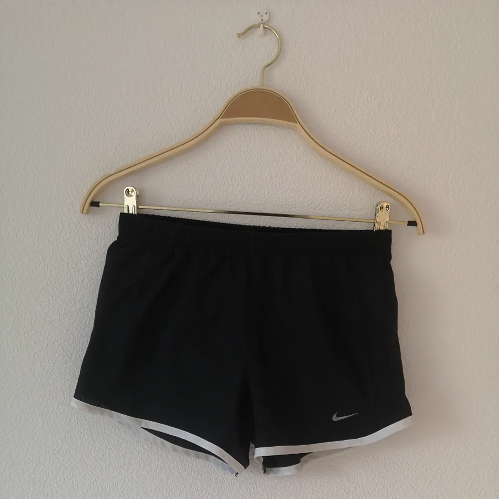Svarta tränings shorts från Nike. . Shorts.