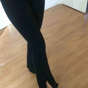  - Supersnygga svarta/mörkgråa bootcut med slits där nere och söm på mitten längs benet. De är även fransiga längst ner plus högmidjade. Frakt tillkommer  