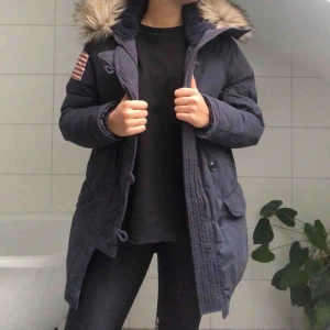  - En mörkblå vinterjacka från Denim & Supply av Ralph Lauren. Fakepäls i kragen och väldigt fodrad och varm! Perfekt nu till vintern. 