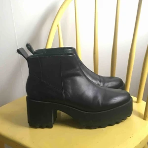  - Läder boots från cheap monday, inte jätte använda. Funkar perfekt på hösten! :)