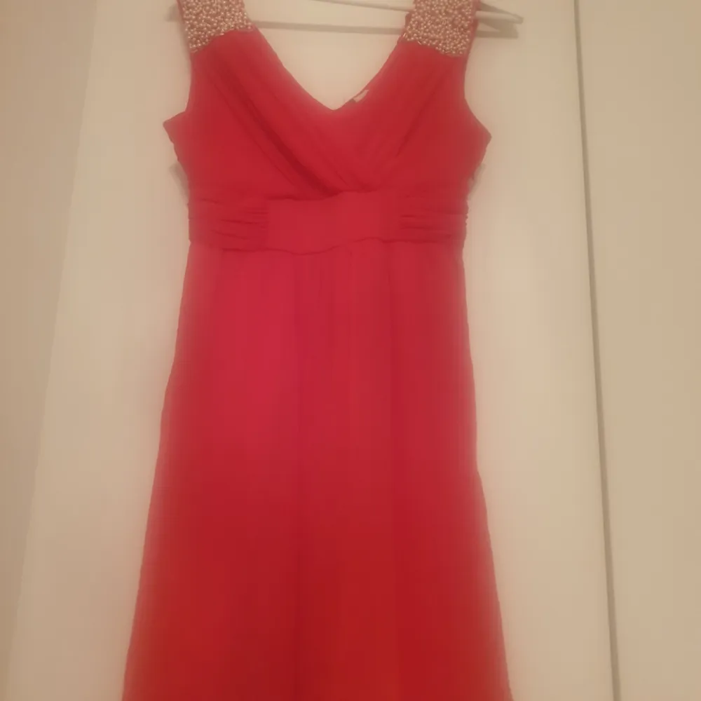 Vacker klänning i en rödaktig färg med pärlor upp till. Storlek: small Märke: vila Endast använd 1 gång som ny! Köparen betalar frakten. Har swish.. Klänningar.