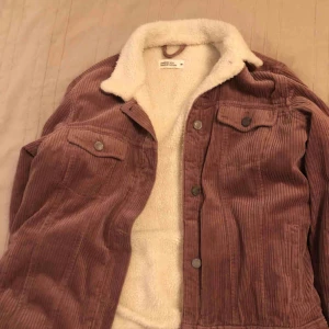  - Corduroy jacka från cubus med Teddy material inne. Super skön och varm, använd en gång. Köparen står för frakt