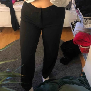  - raka kostymbyxor från cubus i storlek 36, jag är 168cm. lite noppriga i kanten mot kroppen men känns inte!