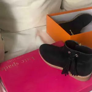 KATE SPADE - skor. Helt OANVÄNDA. Äkta mocka. KÖPTA FÖR CA 2500 kr. 