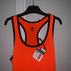  - Oanvänt neonlinne med lappen kvar. Frakt tillkommer<3