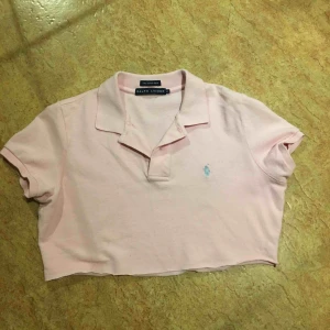 Ralph lauren - Klippt tröjan själv till en croptop. Köparen står för frakten, kan även mötas upp i Malmö.