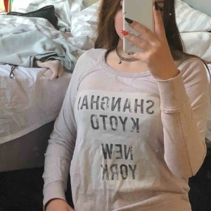  - jättegullig långärmad smutsrosa tröja med texten ”shanghai, kyoto, new york”. tyvärr med bortklippta lappar, så jag vet varken storlek eller märke. passade dock på mig både när jag var S och nu när jag är XS. 