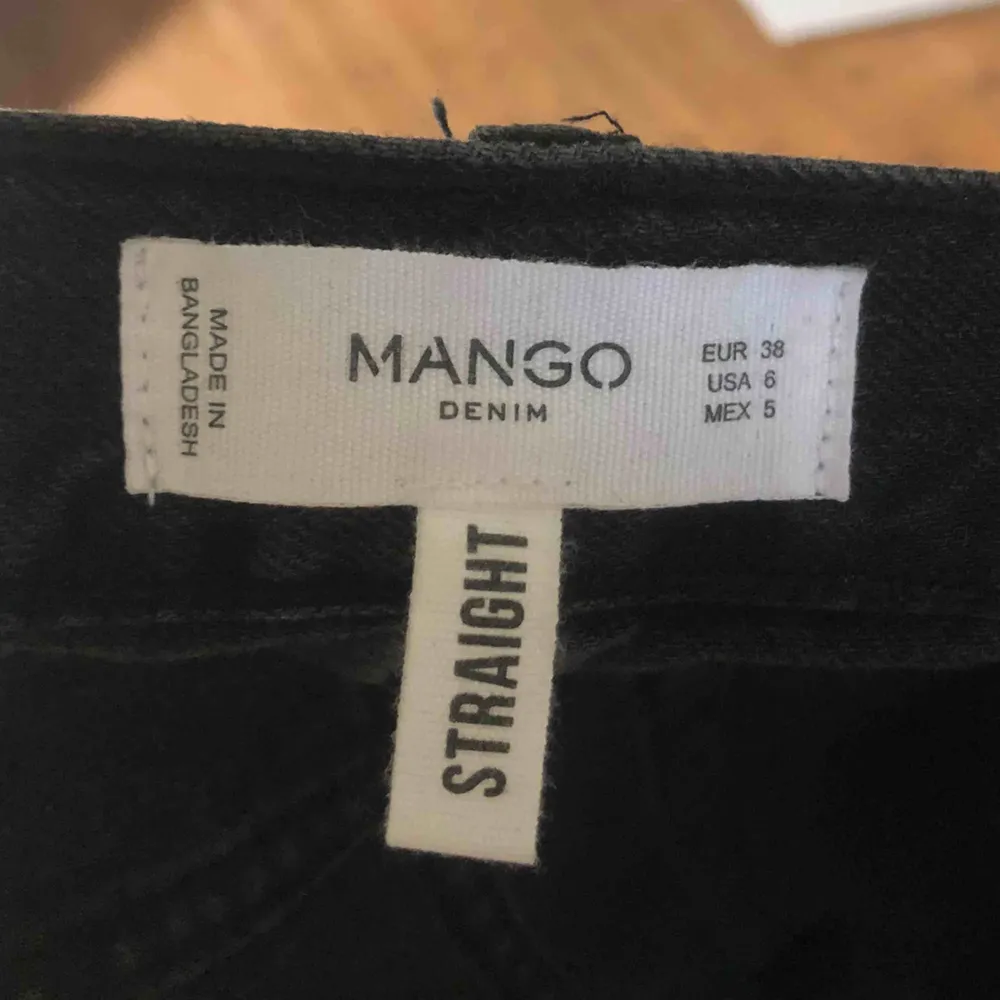 Jättefina raka jeans från Mango men tyvärr fel storlek för mig😢 Köpte för mindre än ett år sedan och har använt kanske 2-3 gånger. Fraktkostnad tillkommer. Jeans & Byxor.