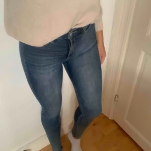  - Snygga tighta jeans, knappt använda. Storleken är 34 men jag själv bär vanligen 36-38 så de är stora i storleken. Ljusblå nyans, högmidjade och passformen är tight hela vägen ned. Jeanstyget är lite stretchigt så de formar sig fint efter benen. 