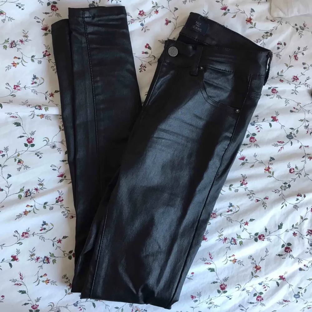 snygga ”skinn”/latex byxor från nelly, låg/regual waist. storlek S. använda men i fint skick, superbekväma! fri frakt 💛. Jeans & Byxor.