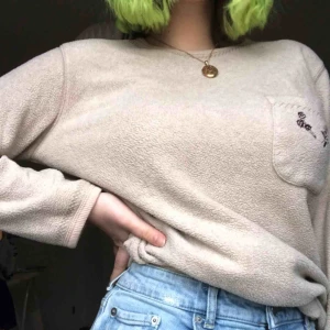  - Knappt använt. Perfekt höst tröja. Lite kort i armarna för dem med långa armar