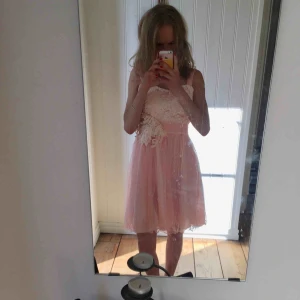 Finklänning - Superfin ljusrosa klänning, funkar till bal eller skolavslutning! Köparen står för frakt
