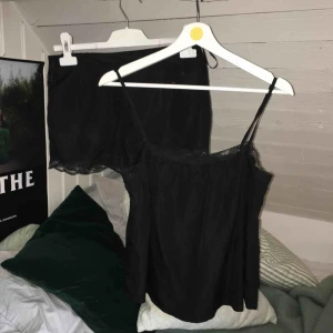  - Fint pyamasset med spetskanter. Jättefint skick. Shortsen har 2 pyttesmå vita fläckar. Shortsen är i xs och linnet är i s! 