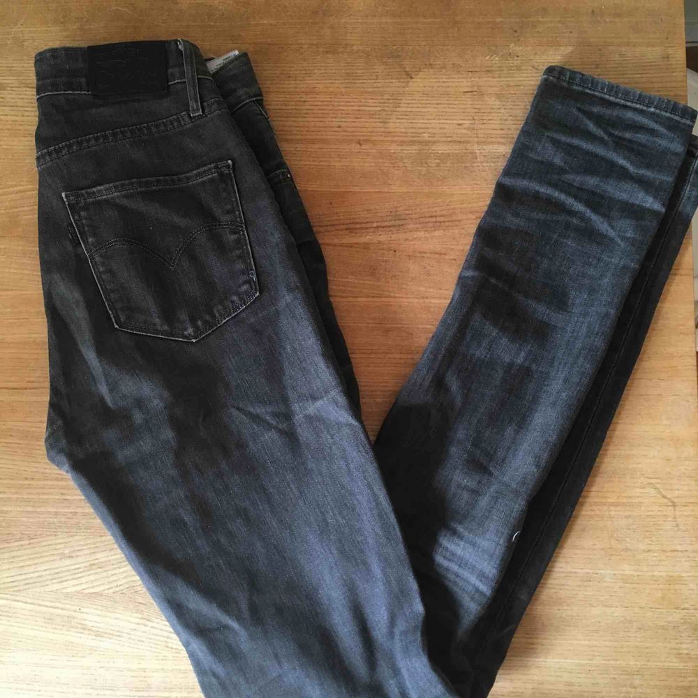 Högmidjade tajta mörkgrå Levis jeans, fint skick✨✨🌟 långa i benen. Jeans & Byxor.