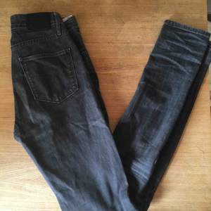 Högmidjade tajta mörkgrå Levis jeans, fint skick✨✨🌟 långa i benen