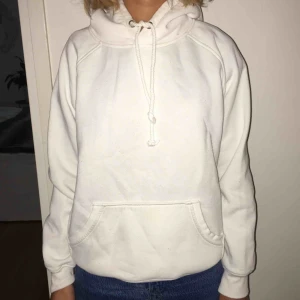  - Vit hoodie från Bikbok