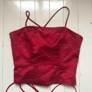  - Top i 90-talsmodell, liv/korsett. I mörkröd satin med pärlor och strass framtill. Köparen står för frakt eller möts i Gbg ✨