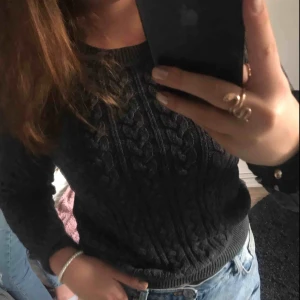  - Grå stickad tröja, knappt använd så i väldigt gott skick:)