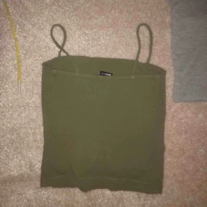  - Jättefint linne från Gina tricot. Har ett exakt likadant i grått 