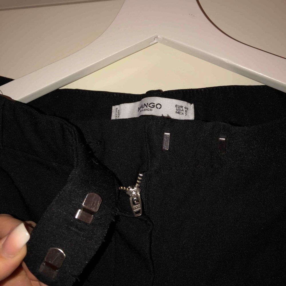 Svarta kostymbyxor från mango . Jeans & Byxor.