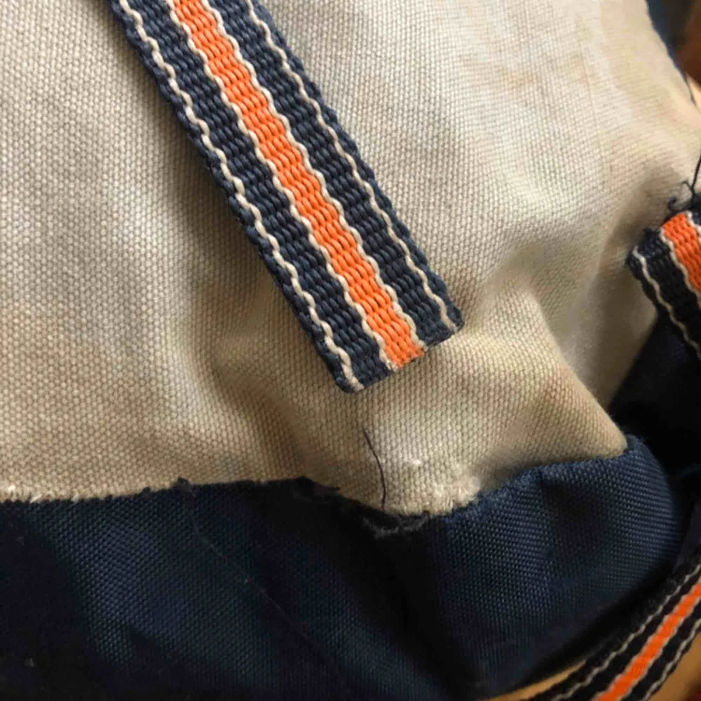 Vintage Salomon ryggsäck från 80-talet med patchar Väl använt skick men mycket charmig med påsydda patchar. Observera: Ena remmen har släppt i sömmen och behöver sys fast, enkelt fixat. Väskor.