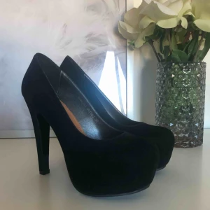  - Jättefina höga klackskor i sammet. Helt oanvända, superfint skick. Inköpta på Scorett av märket Tiamo. Möts upp i Norrköping eller skickas mot frakt. 💛 kan även skicka med skyddande sulor att ha vid tårna ☺️