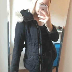  - Jackan har fått lite färg på ryggen, kan skicka bild vid intresse