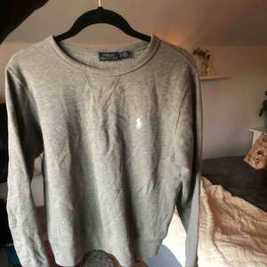 En grå Ralph Lauren sweatshirt i storlek S. Säljer för den är för liten. Köparen står för frakten! 