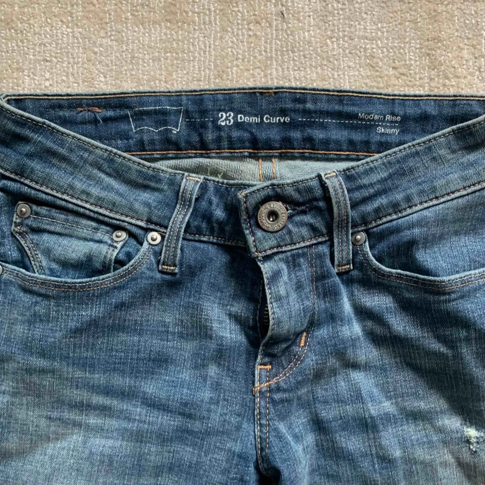 Levis jeans i storlek 23. Priset är inklusive frakt.. Jeans & Byxor.