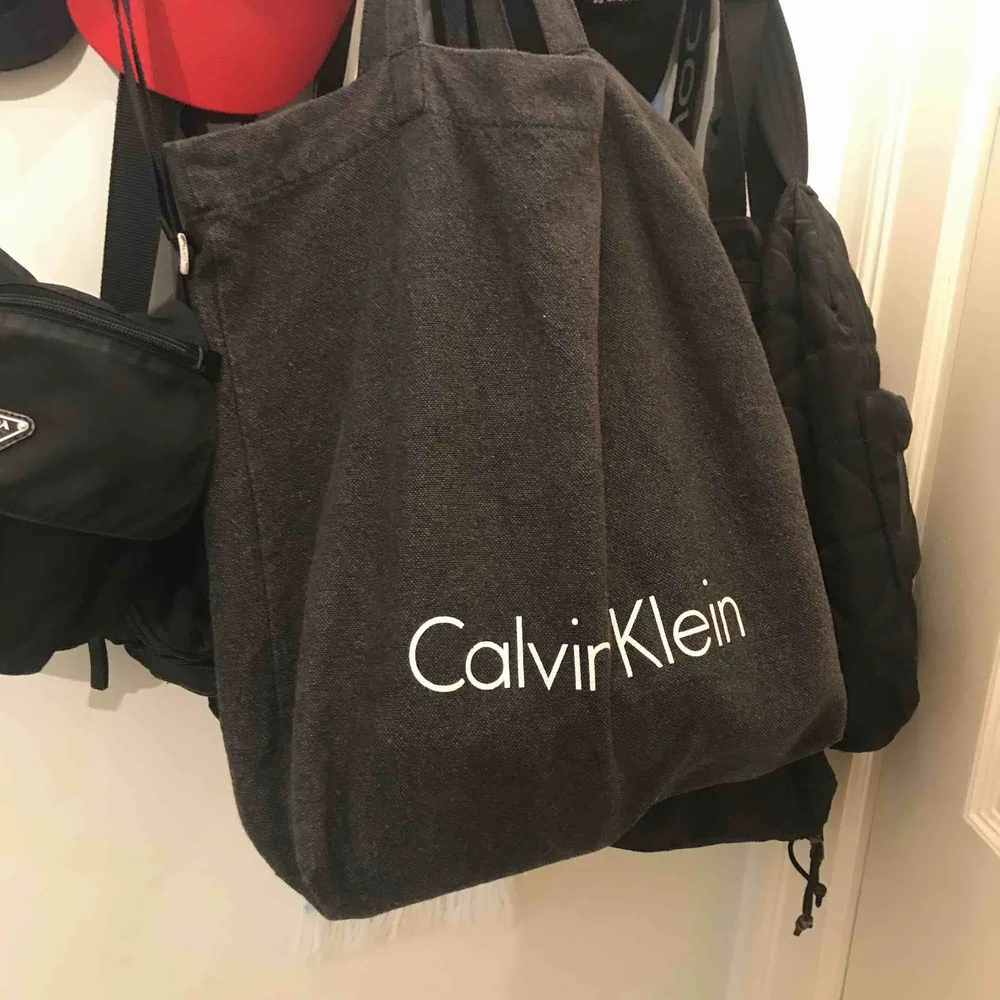 Snygg tygpåse från Calvin Klein köpt i USA!!! Frakt ingår i pris :-). Väskor.