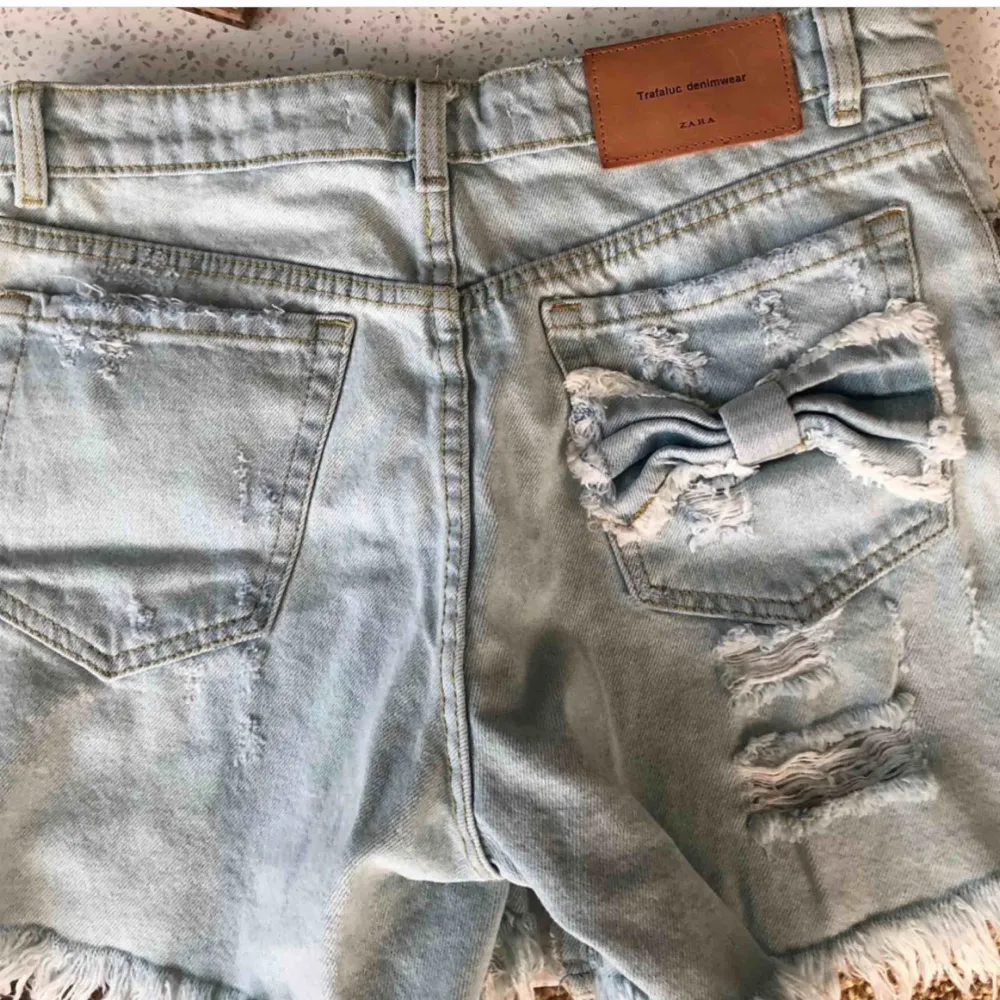 Supersöta shorts från Zara! Inte stretch jeans-material så säljs pga de blivit för små, men de e som nya i kvalitén ^Frakt avgörs på vikten^. Shorts.
