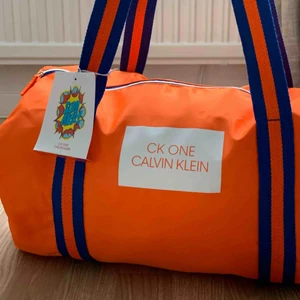  - Bag från Calvin Klein, aldrig använd med prislappen kvar! Finns att hämta i Åkersberga eller frakt 30kr :)