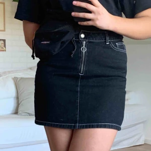  - Svart kjol med vita konstratsömmar. Frakt inkluderad