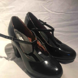  - Sko med ca 9 cm klack i bra skick. Prislapp finns kvar.  Pris: 100 kr + frakt  Märke: din sko Strl: 37