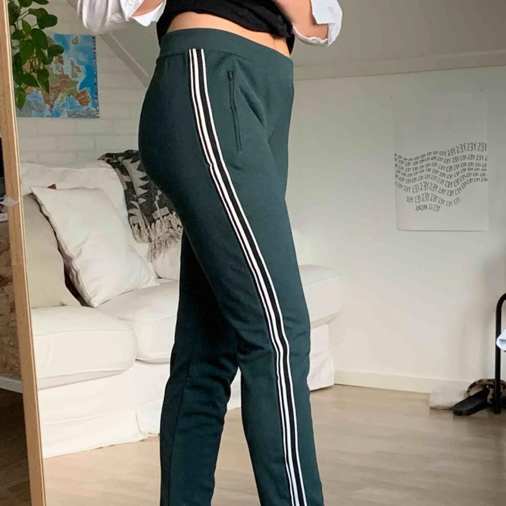 Trackpants från America Today Köpta för 400kr. Finns att hämta i Åkersberga eller frakt 60kr. Jeans & Byxor.