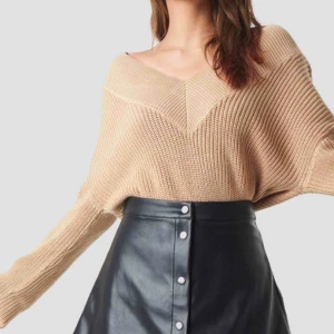  - Säljer min svarta tröja från NA-KD endast använd 1 gång, storlek s, som bilder ovan, 200kr+frakt kan gå ner i pris vid snabbare affär